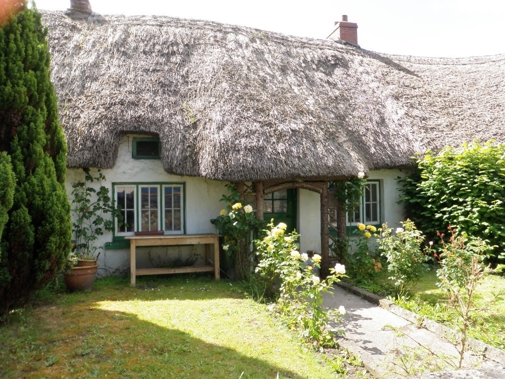 hut Thatch roof building in Ireland